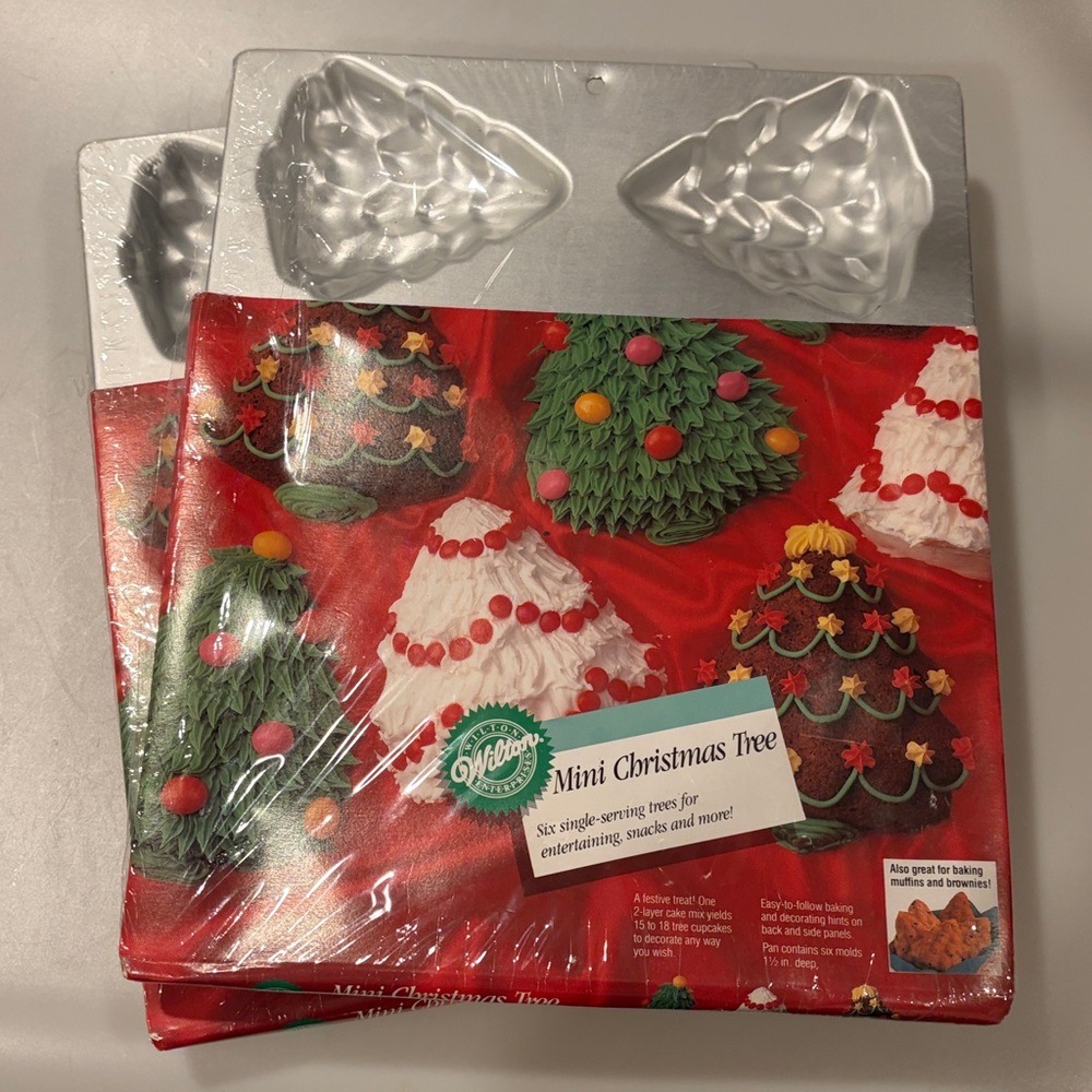 Wilton Mini Christmas Tree Cake Pan 6 Servings